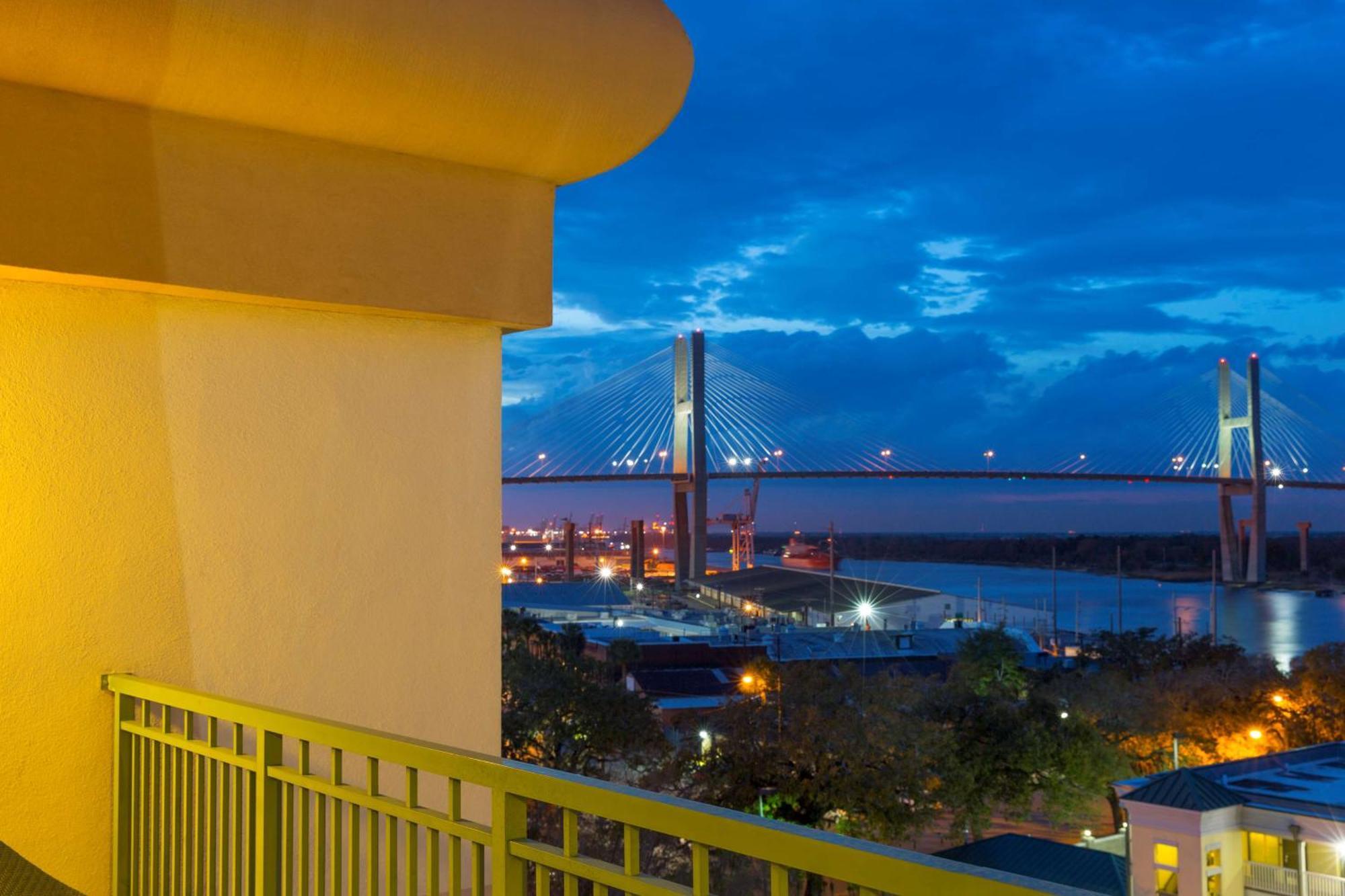 Doubletree By Hilton Historic Savannah Exterior photo